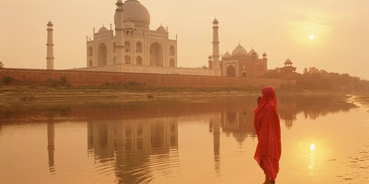 Taj Mahal at sunrise in Agra, Rajasthan, India