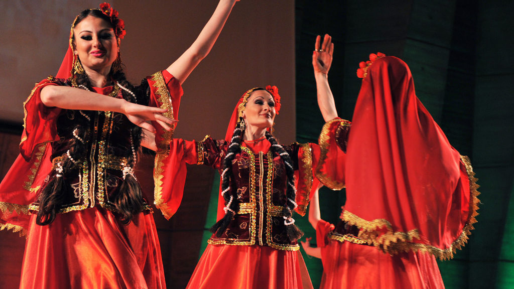 Armenian Customs - Traditional dancing