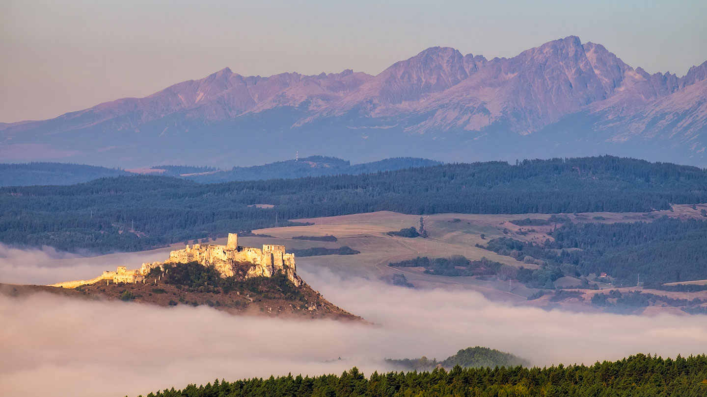 10 Things You Need To Know Before You Visit Slovakia   Scenic View Of Spis Castle And High Tatras JCAUH6R 