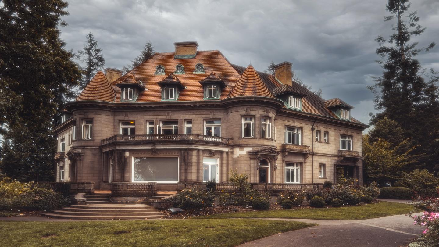 10 Most Haunted Hotels In The USA You Can Actually Stay In