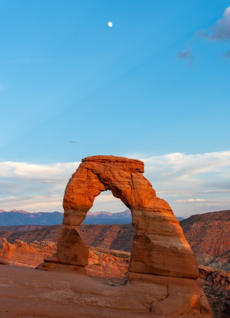 red sandstone arch in Arches National Park